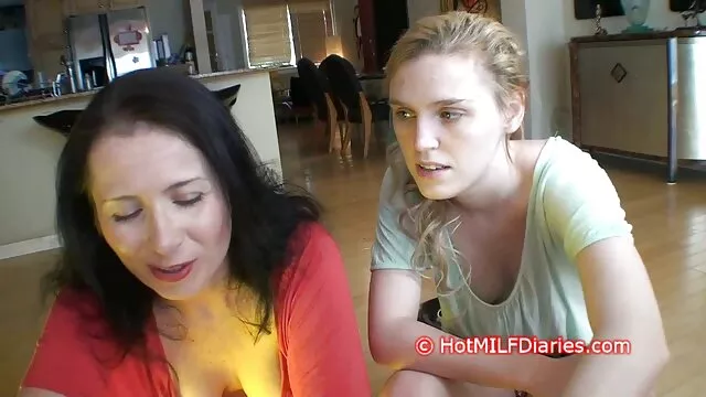 Նրա cutie թույլ Սպիտակ է տալիս նրան մղել, սահեցրեք